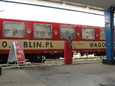 Działania na peronie w Olsztynie podczas projektu Wagon 2010 Lublin.