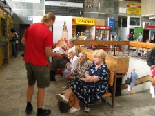 Akcja ulotkowa podczas projektu Wagon Lublin 2010 na peronie w Olsztynie.