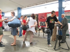 Działania na peronie w Olsztynie podczas projektu Wagon 2010 Lublin.