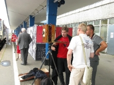 Działania na peronie w Olsztynie podczas projektu Wagon 2010 Lublin.