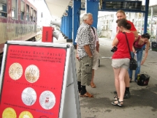 Działania na peronie w Olsztynie podczas projektu Wagon 2010 Lublin.