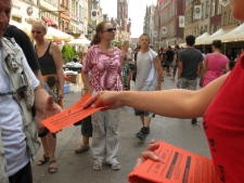 Akcja ulotkowa podczas projektu Wagon Lublin 2010 na Starym Mieście w Gdańsku.