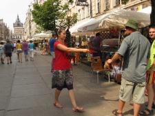 Akcja ulotkowa podczas projektu Wagon Lublin 2010 na Starym Mieście w Gdańsku.