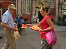 Akcja ulotkowa podczas projektu Wagon Lublin 2010 na Starym Mieście w Gdańsku.