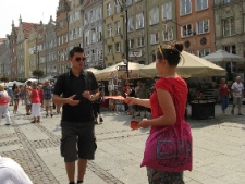 Akcja ulotkowa podczas projektu Wagon Lublin 2010 na Starym Mieście w Gdańsku.