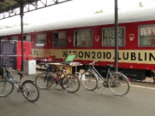 Projekt Wagon Lublin 2010 na peronie w Toruniu.