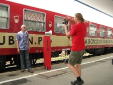 Działania na peronie w Olsztynie podczas projektu Wagon 2010 Lublin.