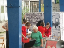 Działania na peronie w Olsztynie podczas projektu Wagon 2010 Lublin.