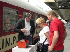 Działania na peronie w Krakowie podczas projektu Wagon 2010 Lublin.