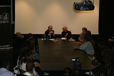 Prof. Bauman podczas dyskusji z uczestnikami "Szkoły z Mistrzem" w Ośrodku "Brama Grodzka - Teatr NN"