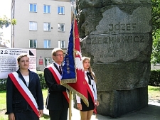 Młodzież z 19 Gimnazjum w Lublinie przy pomniku Józefa Czechowicza