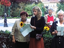 Ewa Grodecka i Alina Bąk w trakcie czytania wierszy Józefa Czechowicza