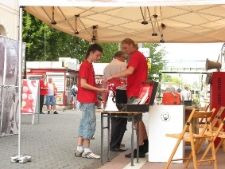 Akcja ulotkowa podczas projektu Wagon Lublin 2010 na peronie w Białymstoku.