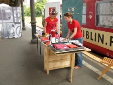 Działania na peronie w Gdańsku podczas projektu Wagon 2010 Lublin.