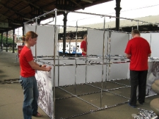 Działania na peronie w Gdańsku podczas projektu Wagon 2010 Lublin.