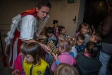 Zaczarowany Lublin 2012 - Po pokazie animacji, na końcu trasy podziemnej czekał na dzieci Michał Archanioł z małymi upominkami