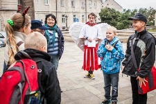 Zaczarowany Lublin 2012 - Młodzież na Placu Rybnym podczas ludowych zabaw