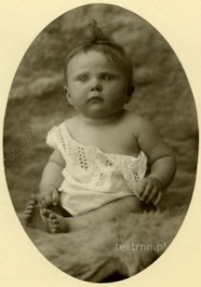 Krystyna Mandelbaum (Modrzewska) w dzieciństwie