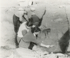 Krystyna Modrzewska w trakcie prac terenowych