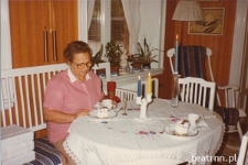Krystyna Modrzewska w mieszkaniu w Szwecji
