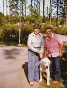Krystyna Modrzewska z koleżanką i psem
