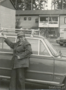 Krystyna Modrzewska przy samochodzie w Uppsali