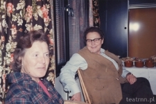 Krystyna Modrzewska podczas spotkania towarzyskiego we własnym domu w Uppsali