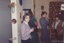 Krystyna Modrzewska podczas spotkania towarzyskiego we własnym domu w Uppsali