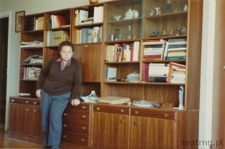 Krystyna Modrzewska w mieszkaniu w Szwecji