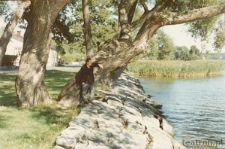 Krystyna Modrzewska nad jeziorem