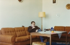 Krystyna Modrzewska w mieszkaniu w Uppsali