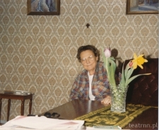 Krystyna Modrzewska w mieszkaniu w Uppsali