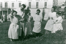 Krystyna Modrzewska ze studentami Akademii Medycznej w Białymstoku