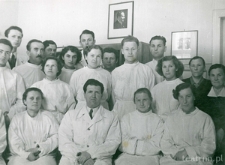 Krystyna Modrzewska i T.Dzierżykray-Rogalski ze studentami Akademii Medycznej w Białymstoku