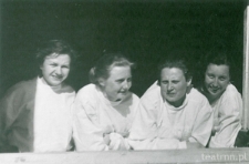 Krystyna Modrzewska ze studentkami Akademii Medycznej w Białymstoku