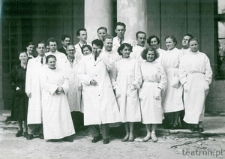 Krystyna Modrzewska i T.Dzierżykray-Rogalski ze studentami Akademii Medycznej w Białymstoku