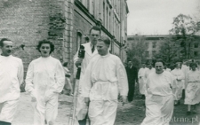 Krystyna Modrzewska ze studentami Akademii Medycznej w Białymstoku