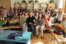 Grono nauczycielskie i uczniowie III LO w Lublinie na spotkaniu z Piotrem Sommerem