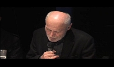 Ryszard Krynicki czyta swoje wiersze podczas "Misterium wiersza"