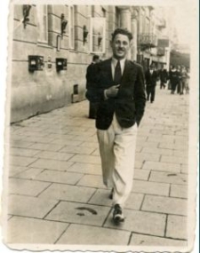 Symcha Wajs przed budynkiem Poczty Gł&oacute;wnej w Lublinie, 20 sierpnia 1935 r.