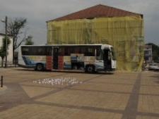 Autobus festiwalowy na rynku w Józefowie podczas festiwalu Śladami Singera