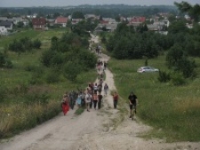 Publiczność udająca się do kamieniołom&oacute;w podczas festiwalu Śladami Singera w J&oacute;zefowie