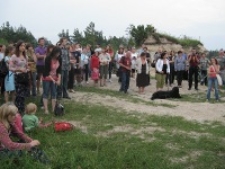 Publiczność w kamieniołomach podczas festiwalu Śladami Singera w J&oacute;zefowie