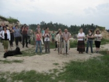 Publiczność w kamieniołomach podczas festiwalu Śladami Singera w Józefowie