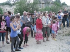 Publiczność w kamieniołomach podczas festiwalu Śladami Singera w Józefowie