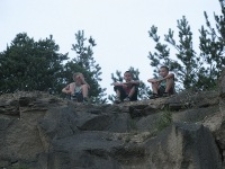 Publiczność w kamieniołomach podczas festiwalu Śladami Singera w J&oacute;zefowie