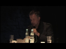 Tomasz R&oacute;życki czyta swoje wiersze podczas "Misterium wiersza"