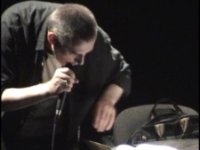 Eugeniusz Tkaczyszyn-Dycki czyta swoje wiersze