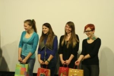 Uroczyste zakończenie projektu "Ocalić od zapomnienia - Krystyna Modrzewska". Autorki wyróżnionych prac.