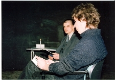 Jacek Guz (z prawej) na spotkaniu autorskim w Ośrodku "Brama Grodzka - Teatr NN"